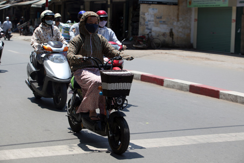 Hà Nội: Thời trang “bịt bùng” ngày nắng nóng - 6