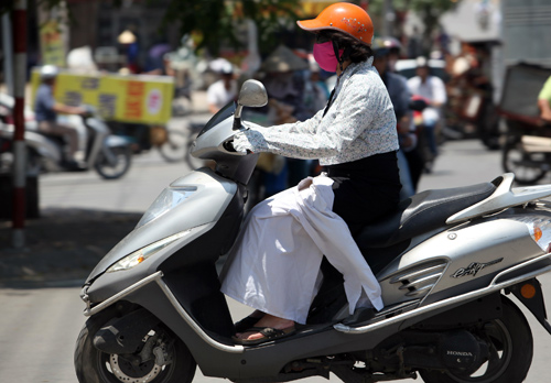 Hà Nội: Thời trang “bịt bùng” ngày nắng nóng - 7