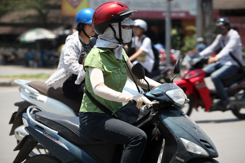 Hà Nội: Thời trang “bịt bùng” ngày nắng nóng - 6