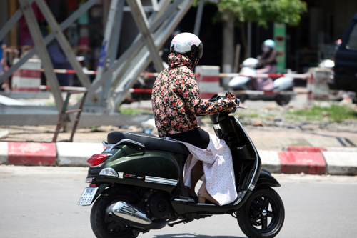 Hà Nội: Thời trang “bịt bùng” ngày nắng nóng - 7
