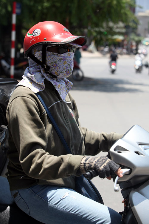 Hà Nội: Thời trang “bịt bùng” ngày nắng nóng - 8