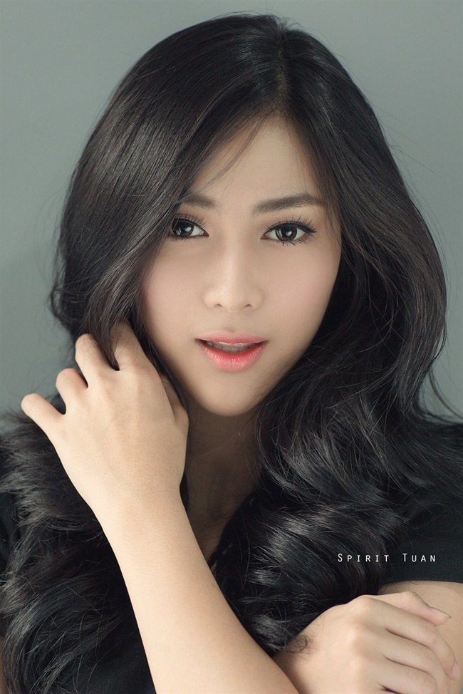 Người mẫu ảnh Helly Tống không chỉ sở hữu gương mặt đẹp mà còn có những sóng tóc gây mê hồn cho phái mạnh

