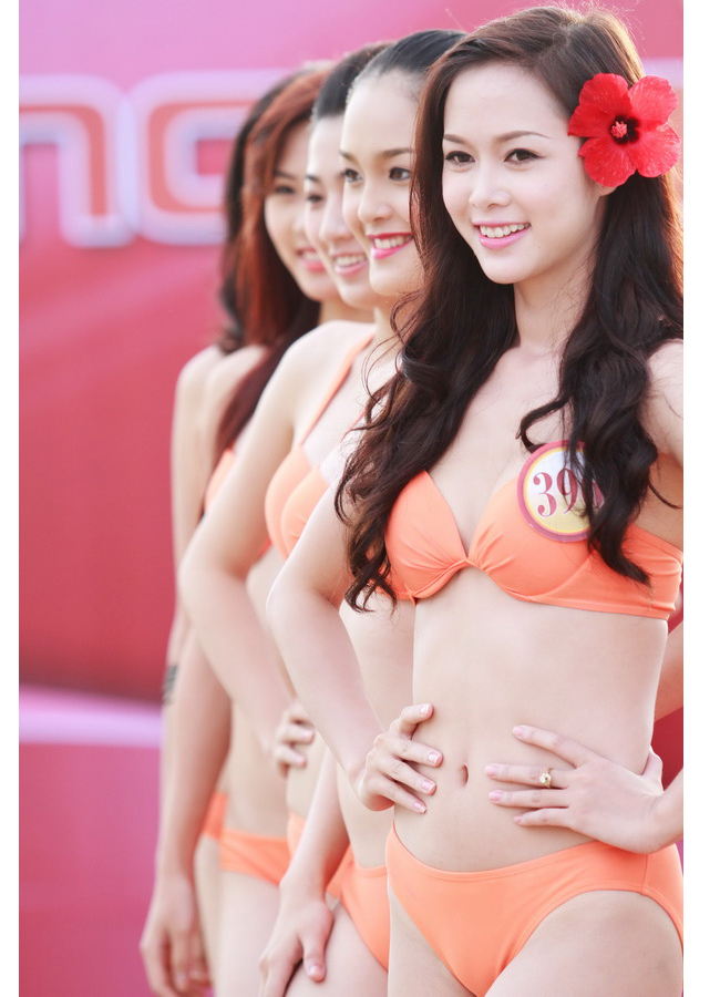 Ngay từ khi tham gia cuộc thi Hoa hậu Việt Nam 2012, người đẹp Vũ Ngọc Anh đã gây ấn tượng với gương mặt đẹp và mái tóc bồng bềnh cuốn hút
