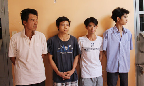 Đòi tiền không được, trói con nợ bằng dây xích - 1