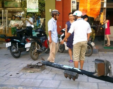 Cột đèn giao thông gãy đổ, đè bẹp xe Camry bạc tỷ - 2