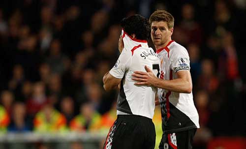 Suarez có nên “thức thời” như Persie? - 3