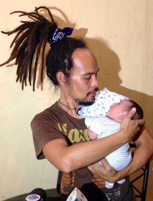 Philippines: Y tá bịt miệng trẻ bằng băng dính - 4