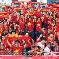 Bóng đá - CĐV dầm mưa “tiếp lửa” ĐT nữ Việt Nam