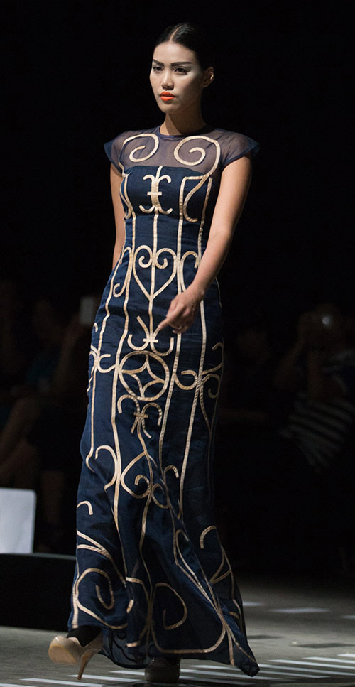 Tùng Dương làm vedette trên sàn diễn thời trang - 11