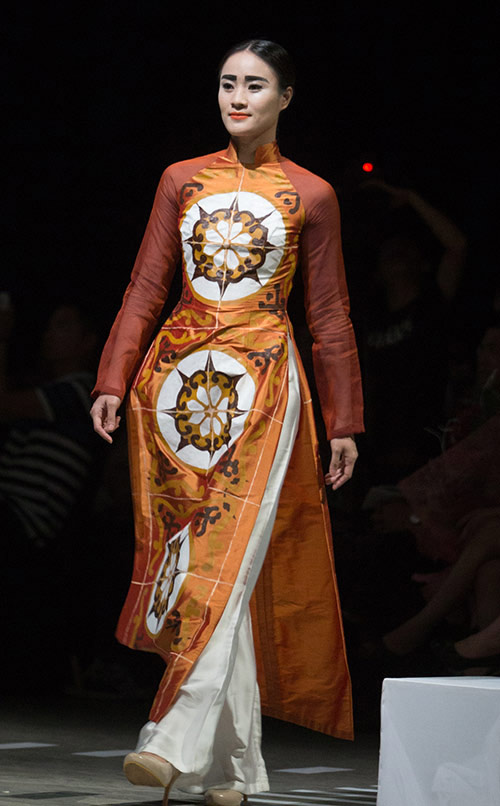 Tùng Dương làm vedette trên sàn diễn thời trang - 12