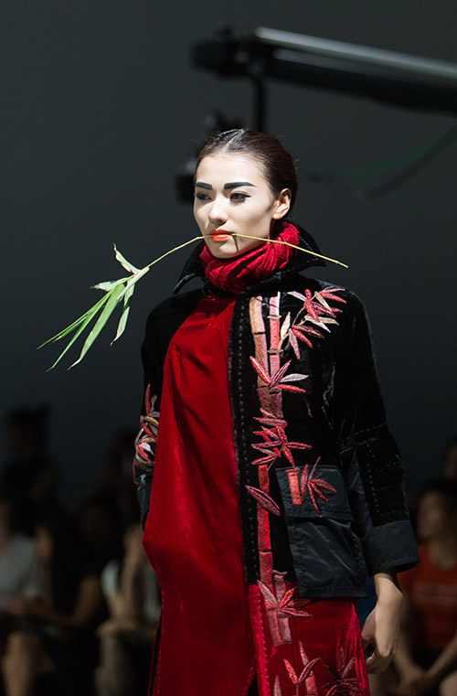 Tùng Dương làm vedette trên sàn diễn thời trang - 6