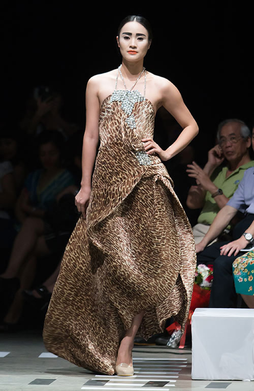 Tùng Dương làm vedette trên sàn diễn thời trang - 2