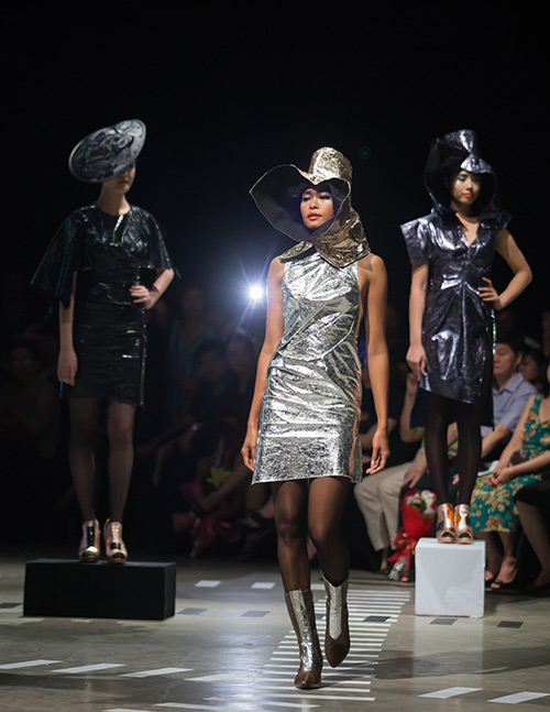 Tùng Dương làm vedette trên sàn diễn thời trang - 3