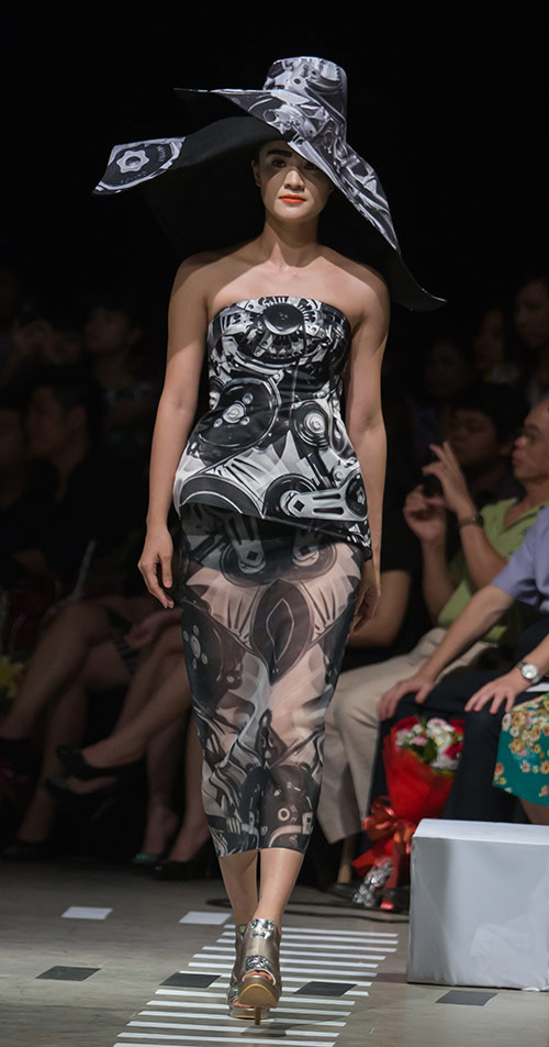 Tùng Dương làm vedette trên sàn diễn thời trang - 4