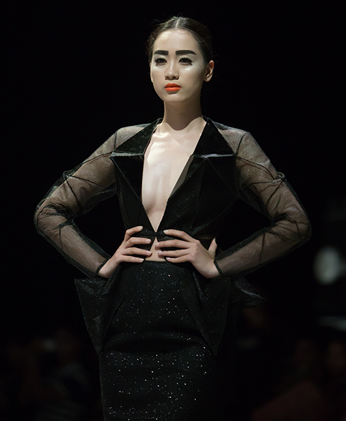 Tùng Dương làm vedette trên sàn diễn thời trang - 7