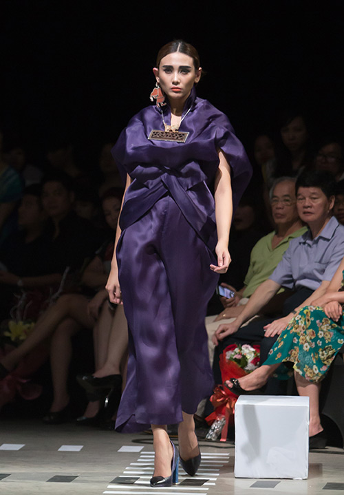 Tùng Dương làm vedette trên sàn diễn thời trang - 16