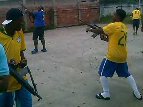 Điên rồ, bắn súng AK để mừng chiến thắng ở Brazil - 1