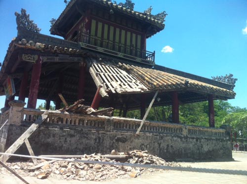 Huế: Một góc Phu Văn Lâu bất ngờ đổ sụp - 1