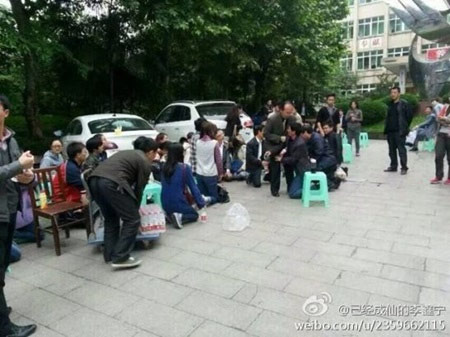 Giáo viên Trung Quốc quỳ gối để biểu tình - 1