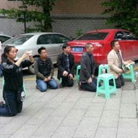 Giáo dục - du học - Giáo viên Trung Quốc quỳ gối để biểu tình