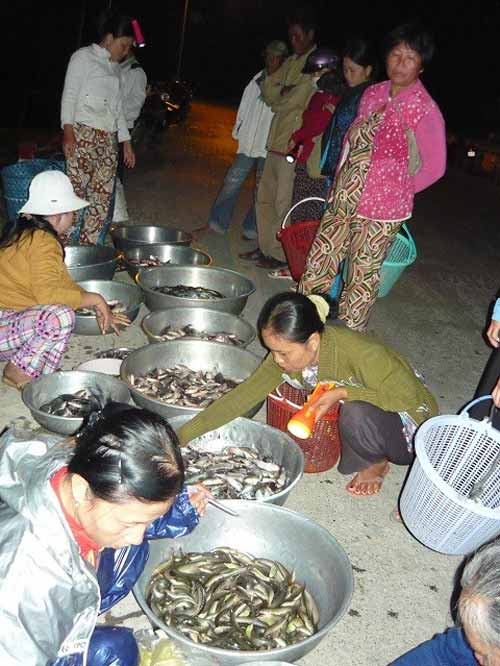 Những chợ 'âm phủ' đặc biệt ở Việt Nam - 4