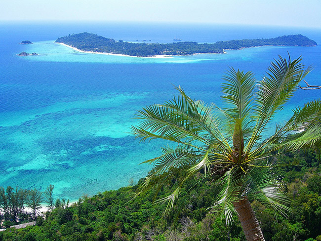 7. Đảo Koh Lipe (Thái Lan)

Hòn đảo nhỏ Koh Lipe nằm ở vùng biển Andaman giữa Malaysia và Thái Lan. Nó là một phần của công viên Hải Dương Quốc Gia Tarutao, nổi tiếng với nước biển trong xanh như ngọc bích và những dải san hô hoang sơ bao quanh hòn đảo.
