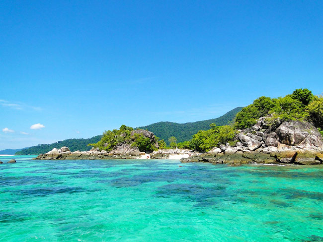 Koh Lipe là một điểm đến cực kỳ hấp dẫn với những ai yêu thích lặn và khám phá sinh vật biển. Đặc biệt, xe hơi không được phép lưu thông trên đảo nên không khí ở đây rất trong lành.&nbsp;
