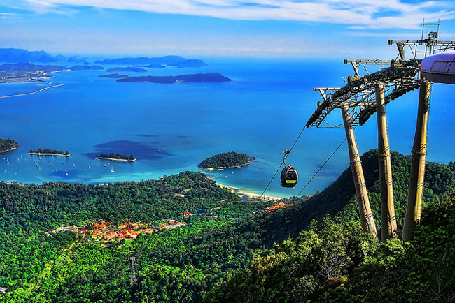 9. Quần đảo&nbsp;Langkawi (Malaysia)

Nằm ở ngoài khơi bờ biển Malaysia, quần đảo Langkawi gồm 99 hòn đảo lớn, nhỏ sẽ cho bạn thấy một bức tranh toàn cảnh về cuộc sống thôn quê với những cánh đồng lúa và khu rừng bao phủ.
