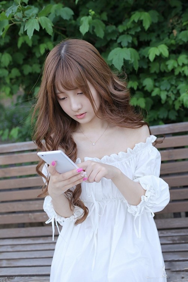 Siêu vòng 1 gợi cảm bên smartphone

Kiều nữ tóc vàng gợi cảm bên sạc pin smartphone

Người đẹp sexy bên đồng hồ thông minh

Mỹ nữ nóng bỏng tắm cùng máy tính bảng
