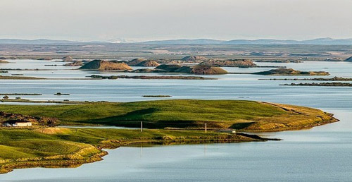 Những chiếc hố rỗng lạ lùng trong hồ cổ Iceland - 1