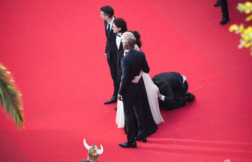 "Điêu đứng" với kẻ phá quấy thảm đỏ Cannes - 1