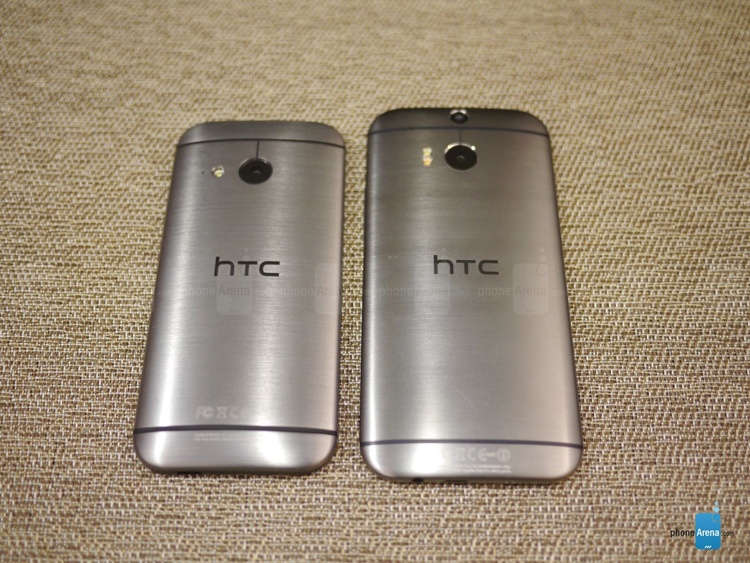 Mặt sau chia làm 3 khoang với logo HTC ở giữa
