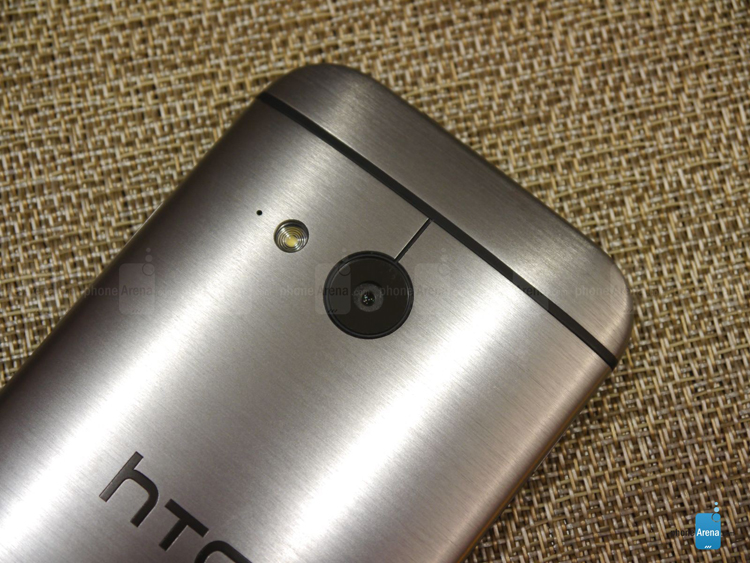 Hiện phía HTC vẫn chưa đưa ra thông báo chính thức về mức giá của One Mini 2. Máy sẽ được phát hành vào tháng 6 tại EMEA và Bắc Á với 3 màu cơ bản là xám, bạc và màu vàng. Vẫn chưa rõ giá bán thiết bị này.
