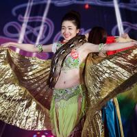 Bạn trẻ - Cuộc sống - Nữ sinh ĐH Tự nhiên múa bụng quyến rũ cùng… trăn