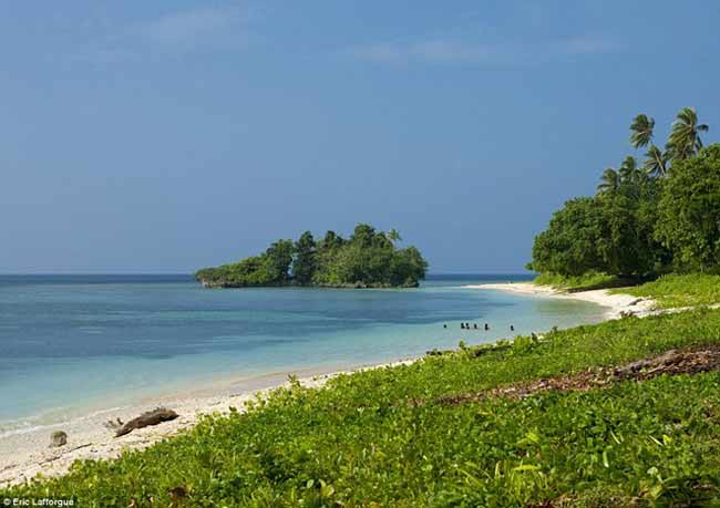 Trobriand, hay Kiriwina, là một quần đảo xinh đẹp ngoài khơi phía đông đất nước Papua New Guinea, thuộc vùng biển Solomon ở phía nam Thái Bình Dương. 
