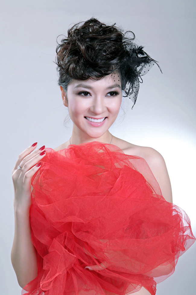 Nguyễn Thị Huyền cũng từng có thời gian bước chân vào showbiz làm diễn viên. Tuy nhiên hiện nay cô chỉ tập trung cho gia đình với cô con gái nhỏ.
