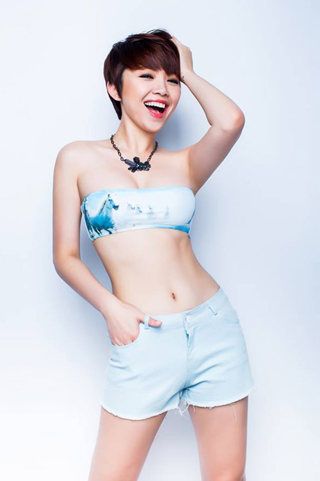 Tóc Tiên không chỉ biết chinh phục ở thời trang tinh tế, gợi cảm mà còn ở giọng hát tiềm năng. Cô đi thi hát từ năm mới 13 tuổi.
