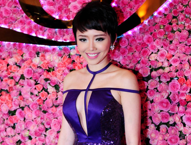 19 tuổi, Tóc Tiên phát hành 2 album "Nụ cười nắng mai" và "Thiếu nữ".
