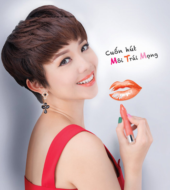 Sau khi đi hát ở hải ngoại, cô thay đổi phong cách theo xu hướng gợi cảm. Từ năm 2006 tới 2012, cô cho ra mắt nhiều tuyển tập như Tóc Tiên thiếu nữ, Bâng khuâng mùa hạ, Mystical Night…
