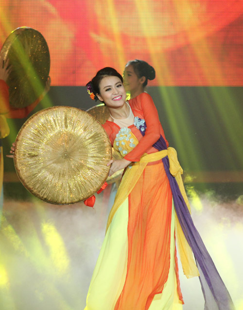 Hoàng Thùy Linh quá đỗi sexy trong liveshow đầu đời - 5