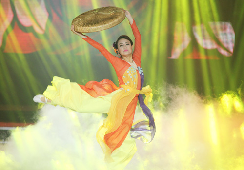 Hoàng Thùy Linh quá đỗi sexy trong liveshow đầu đời - 7