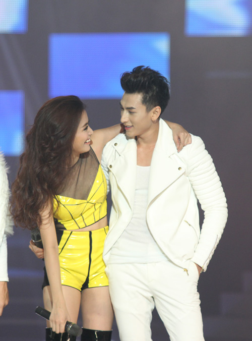 Hoàng Thùy Linh quá đỗi sexy trong liveshow đầu đời - 17