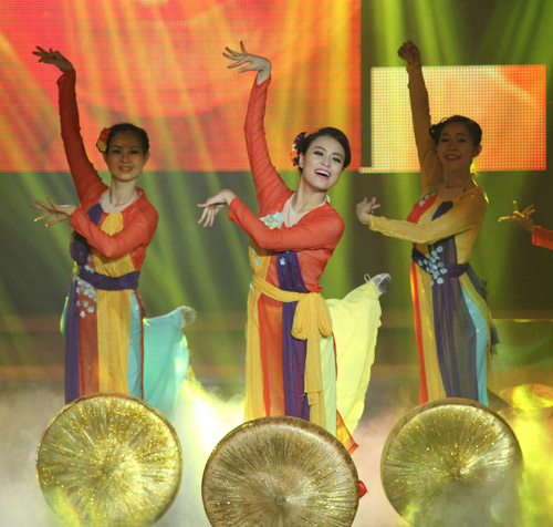 Hoàng Thùy Linh quá đỗi sexy trong liveshow đầu đời - 6