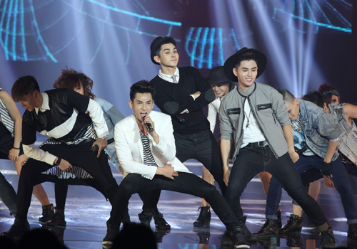 Khởi My giả trai, 365 giả gái gây náo loạn - 3