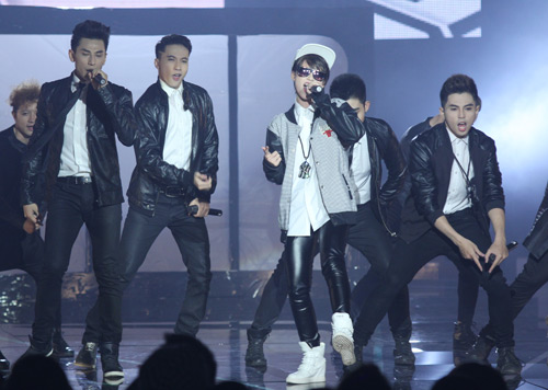 Khởi My giả trai, 365 giả gái gây náo loạn - 3