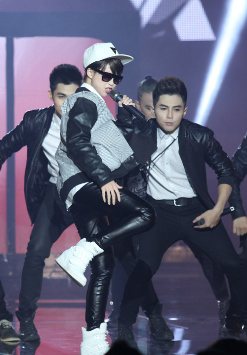 Khởi My giả trai, 365 giả gái gây náo loạn - 2