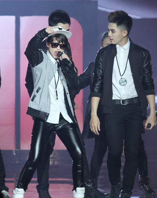 Khởi My giả trai, 365 giả gái gây náo loạn - 1