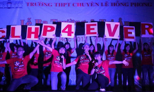 HS Lê Hồng Phong nức nở trong lễ trưởng thành - 2