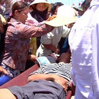 Tin tức trong ngày - Đưa 2 ngư dân bị tàu lạ tấn công vào bờ cấp cứu