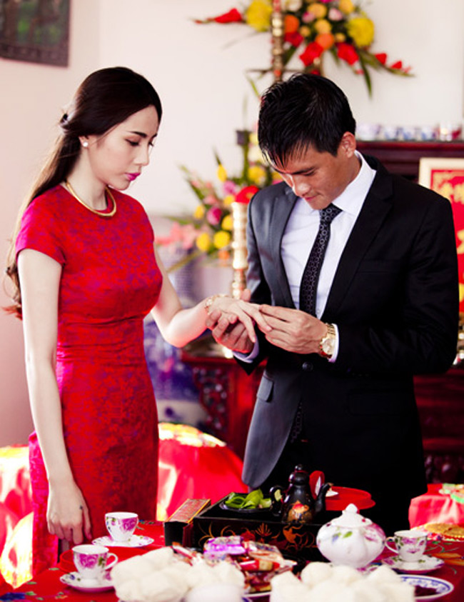 Lễ đính hôn của hai người đã được diễn ra tại nhà của Thủy Tiên ở Rạch Giá, Kiên Giang vào ngày 4/11/2011.
